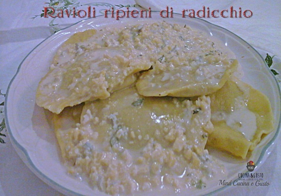 Ravioli ripieni di radicchio ricotta crema di gorgonzola e mandorle