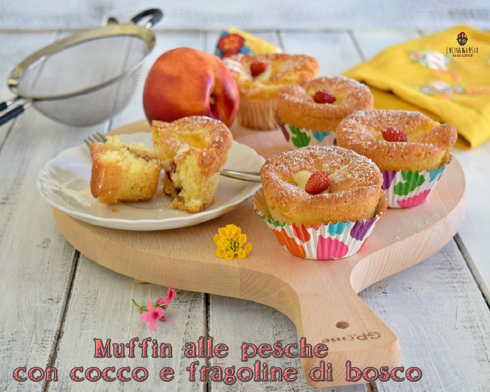 Muffin alle pesche con cocco e fragoline di bosco