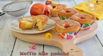 Muffin alle pesche con cocco e fragoline di bosco