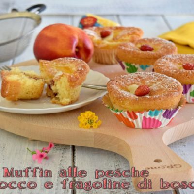 Muffin alle pesche con cocco e fragoline di bosco