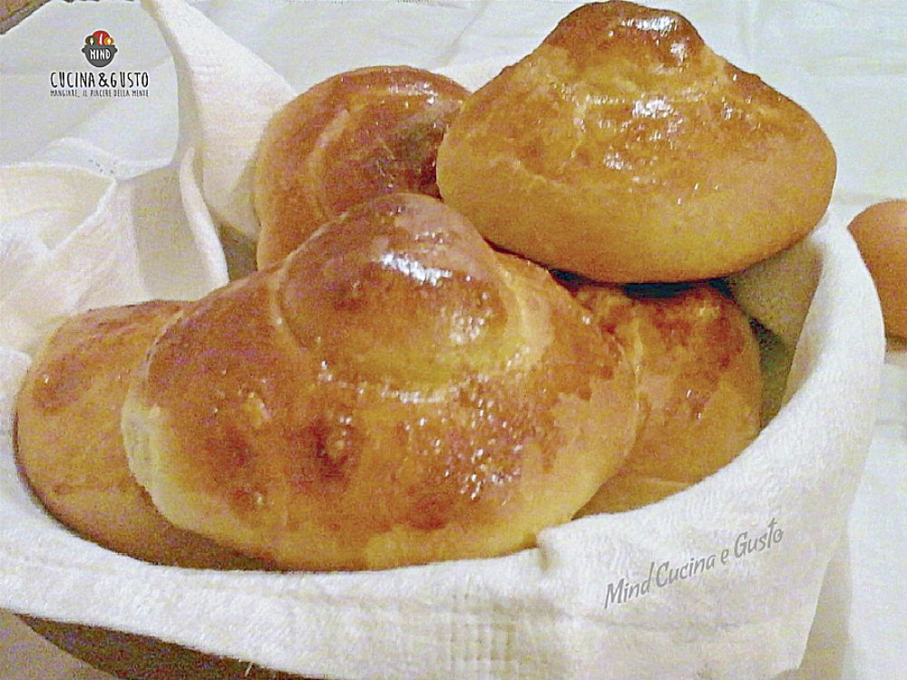 Brioche col tuppo siciliane