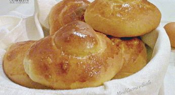 Brioche col tuppo siciliane