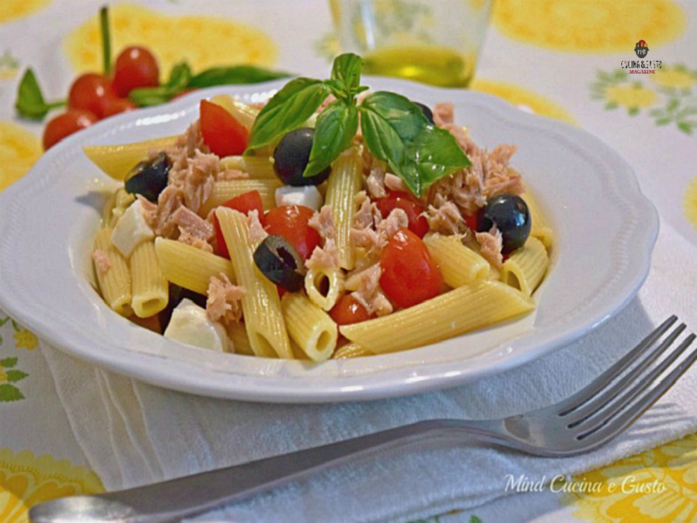 Insalata di pasta con tonno e pomodorini (pasta fredda) 