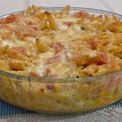 Pasta al forno con mozzarella e prosciutto cotto