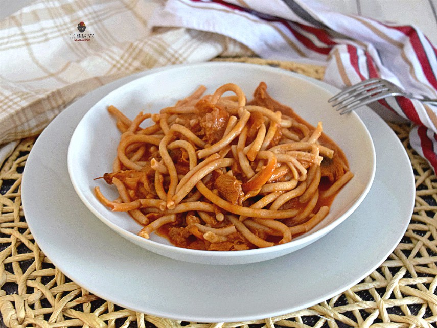 Pici toscani con funghi finferli e salsiccia