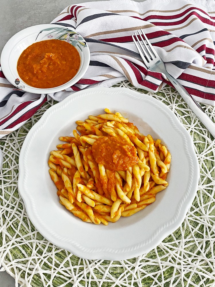 Trofie con sugo veloce di peperoni senza pomodoro